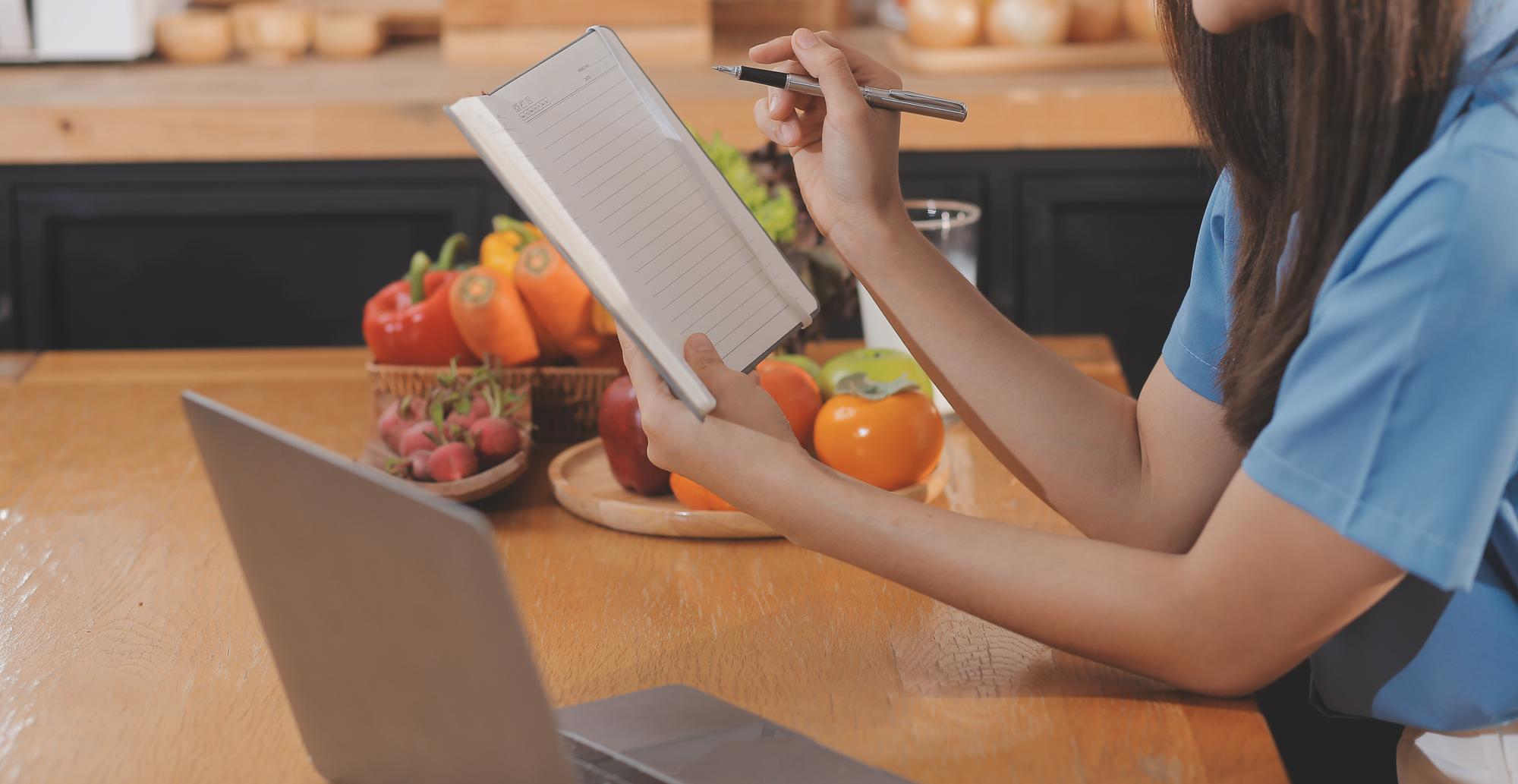 Notebook con checklist di sicurezza alimentare